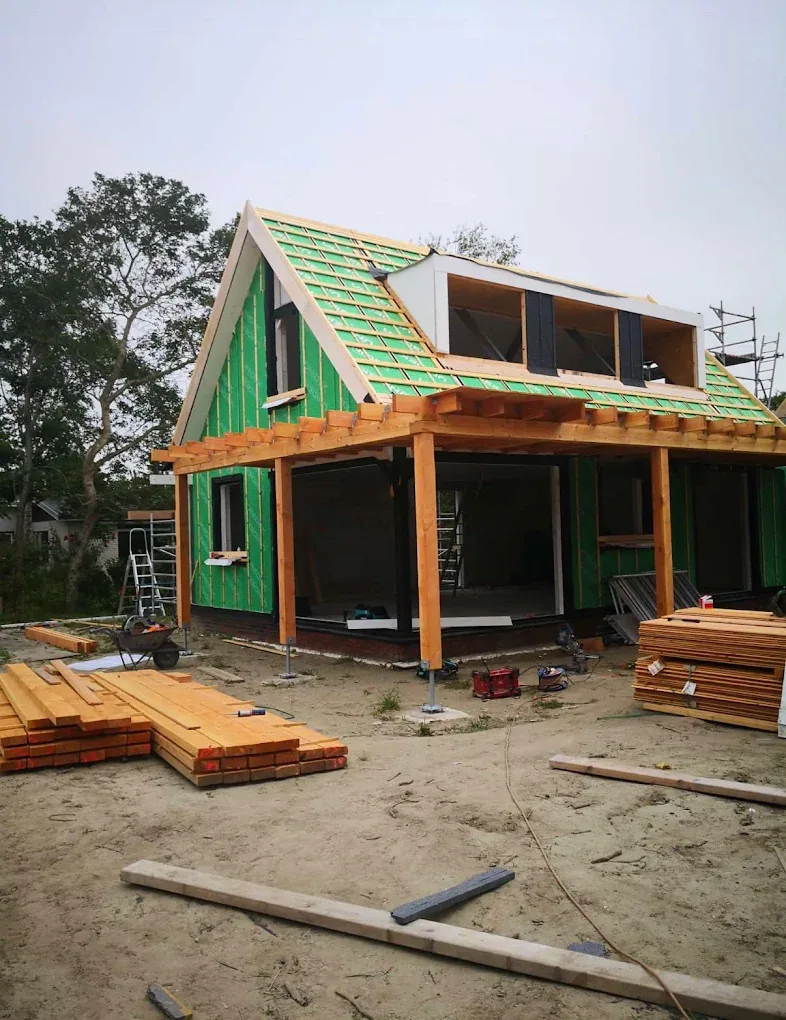 Woning in aanbouw met dakkapel en houten overstek, uitgevoerd door Agilas Bouw