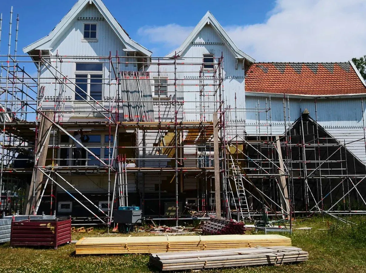 Twee woningen volledig in de steigers tijdens een complete renovatie
